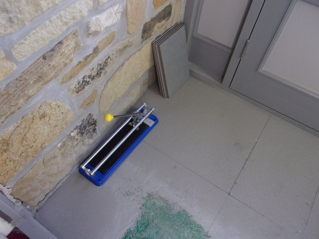 Tile cutting_001.JPG